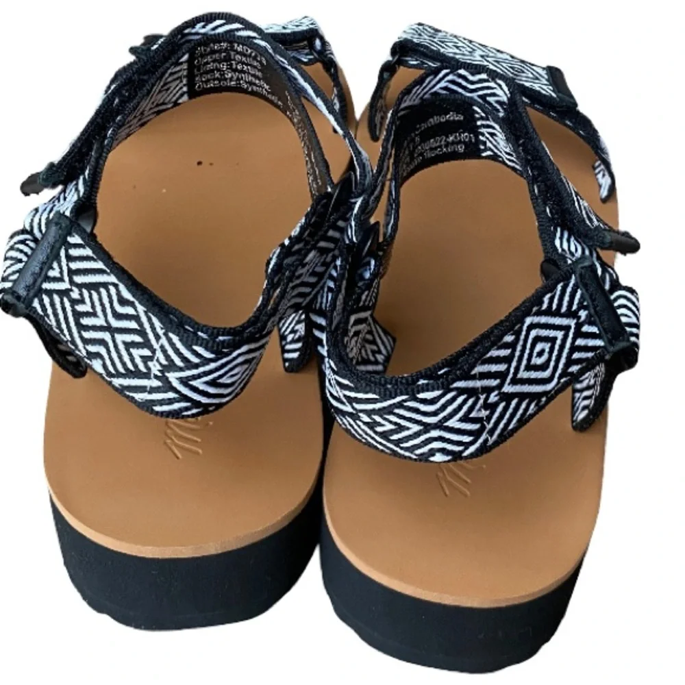 Madewell the Resourced Maggie black and white abstract strappy sandals size 7.5